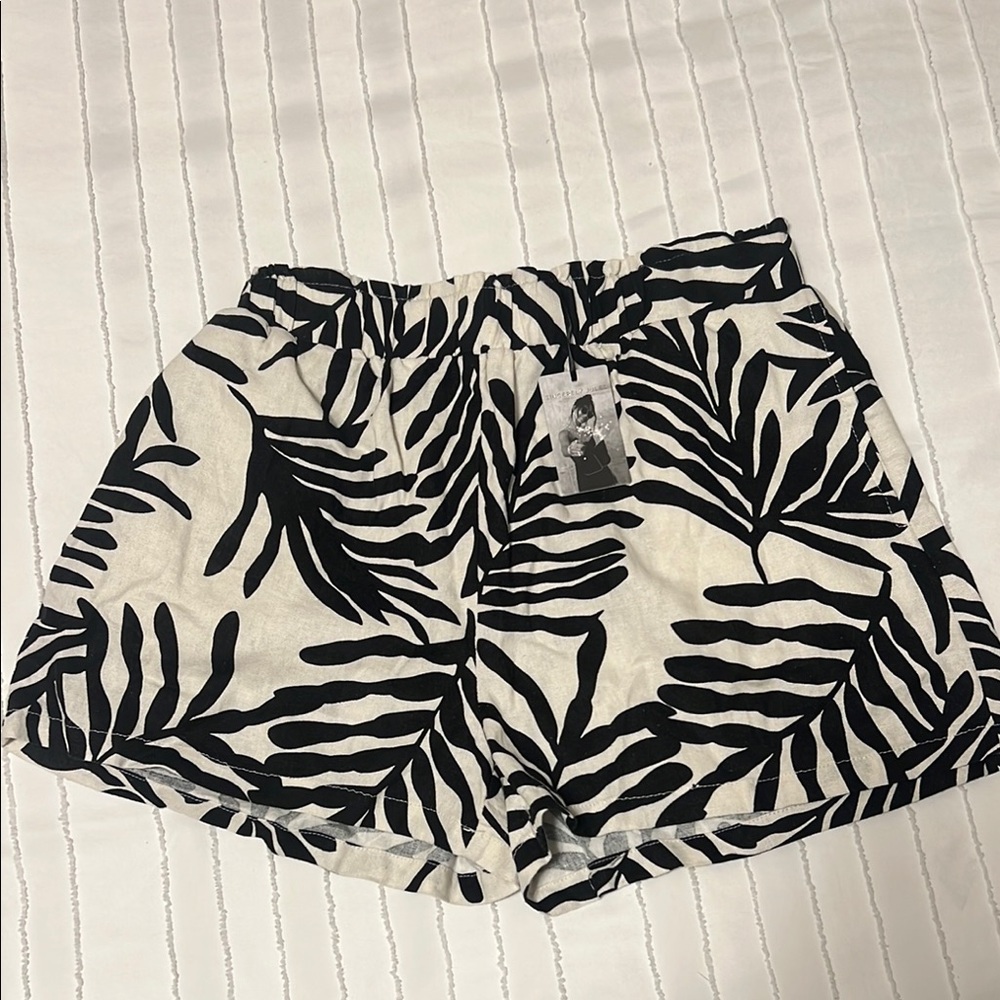 Chic Black and White Leaf Print Shorts